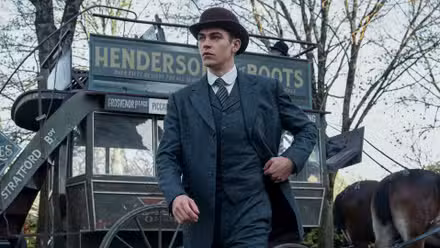 El héroe Fiennes Tiffin como Sherlock Holmes en El joven Sherlock