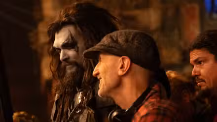 Jason Momoa mirando el monitor vestido como Lobo en Supergirl