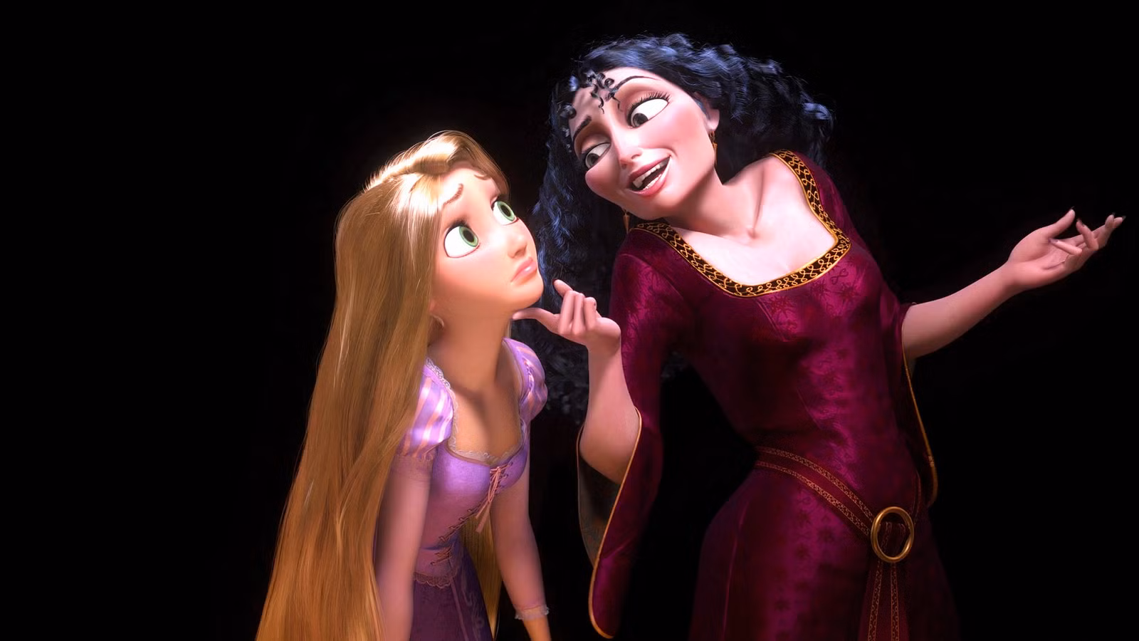Madre Gothel tocando la barbilla de Rapunzel mientras canta Mother Knows Best en Enredados