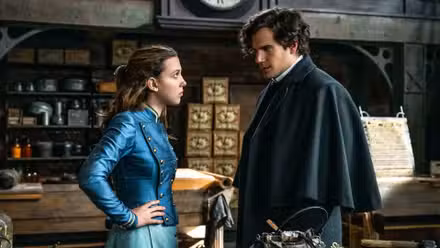 Sherlock (Henry Cavill) y Enola (Millie Bobby Brown) en Enola Holmes 2.