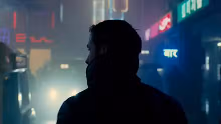 El Agente K de Ryan Gosling caminando por una ciudad empapada de neón en Blade Runner 2049