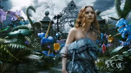 Alice con un vestido azul parece confundida.