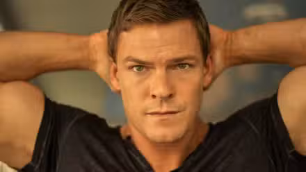 Alan Ritchson en la temporada 1 de Reacher