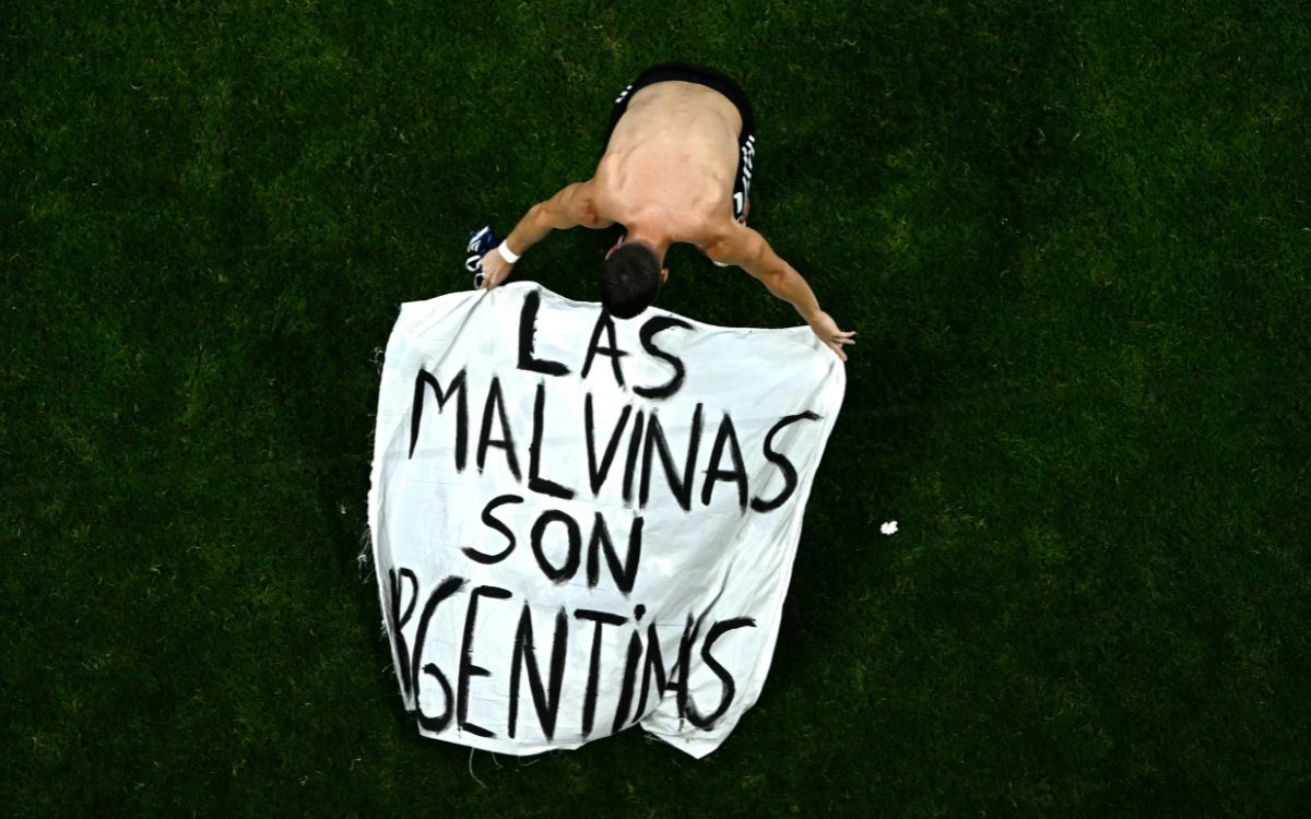 Reino Unido exige investigación por pancarta argentina