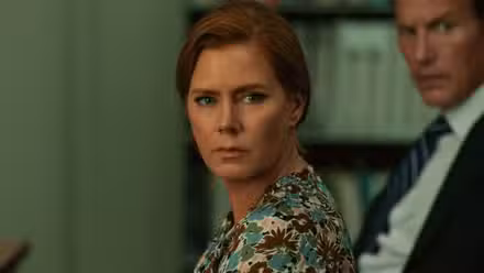 Amy Adams mirando severamente a alguien en Cape Fear
