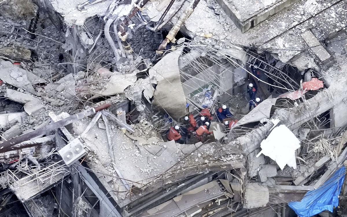Suben a 18 los muertos por sismo en Japón; sigue búsqueda de sobrevivientes