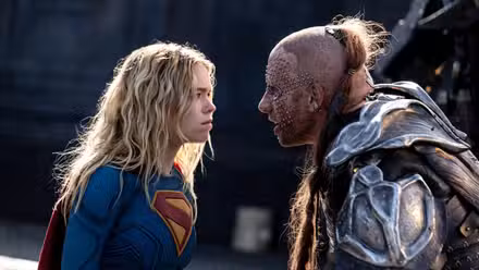 Milly Alcock como Supergirl enfrentándose a Matthias Schoenaerts como Krem of the Yellow Hills