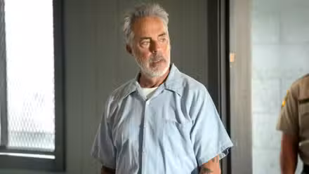 McNair de Titus Welliver parece sorprendido por algo en la temporada 4 de Dark Winds