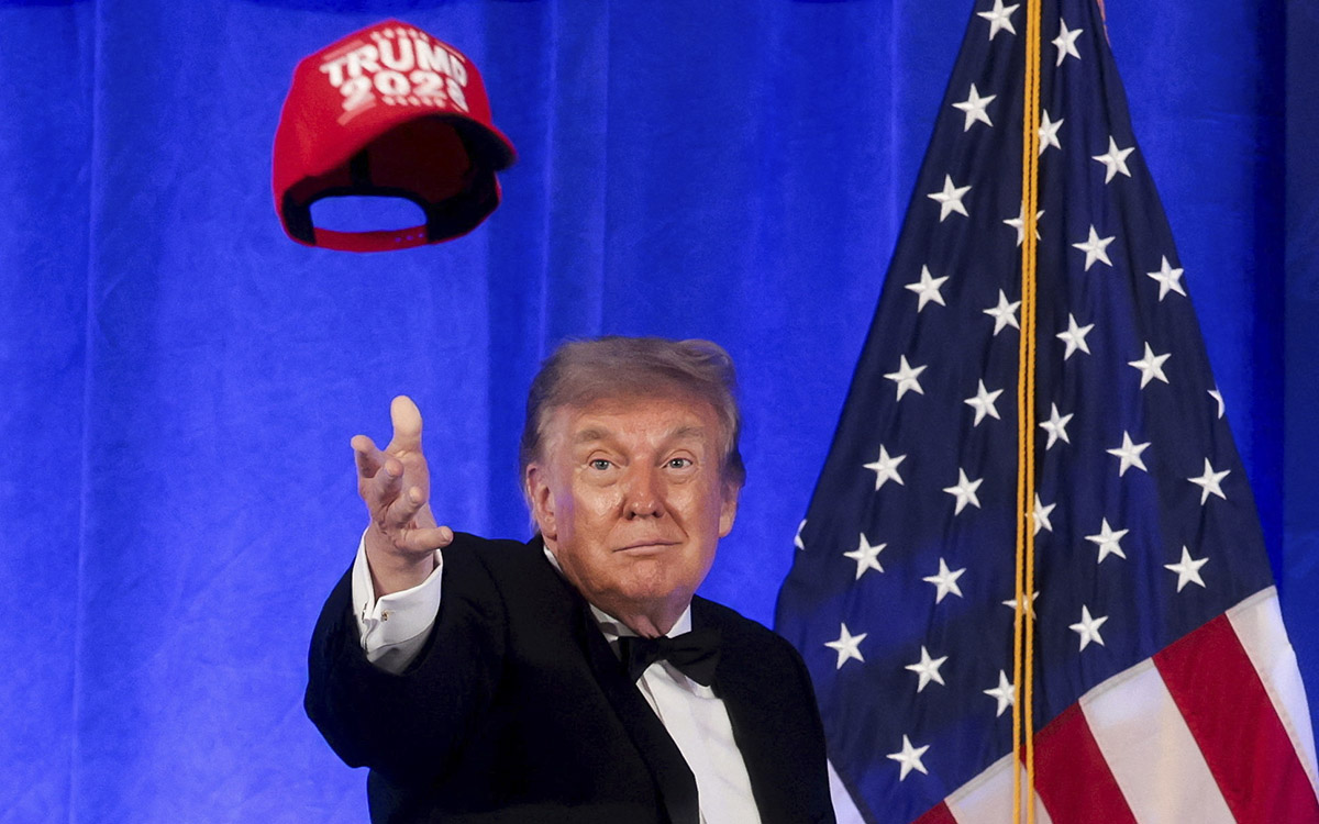Trump se coloca una gorra '2028' y vuelve a hablar de un nuevo mandato
