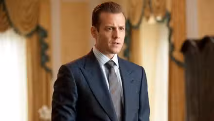 Gabriel Macht como Harvey Specter en Suits temporada 1, episodio 1.