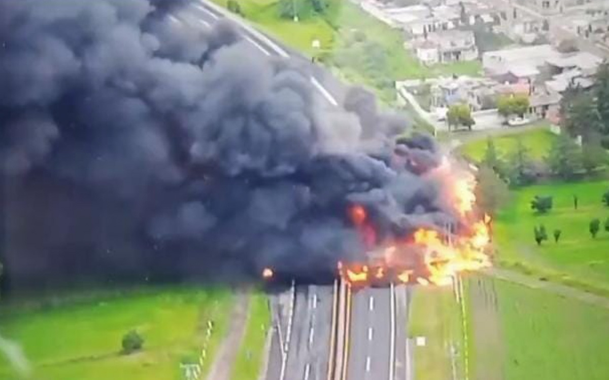 Un muerto tras explosión e incendio de pipa en carretera México–Veracruz