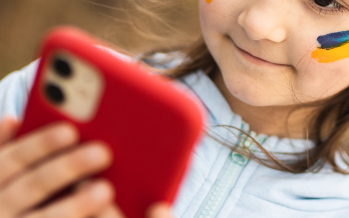 Von der Leyen plantea limitar acceso de niños a redes sociales