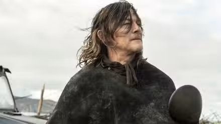 Norman Reedus como Daryl Dixon mirando a lo lejos