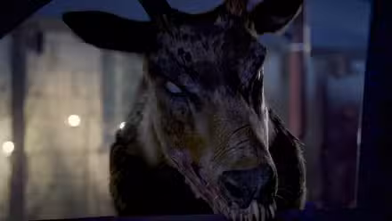 Bambi agarrando la puerta de un auto con los dientes en Bambi The Reckoning