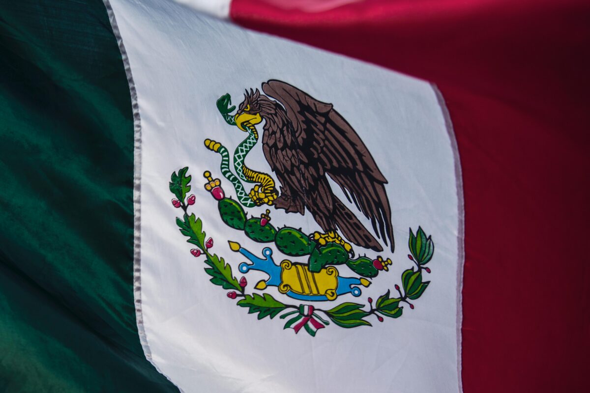 'Cuando tienes doble nacionalidad te identificas con dos naciones': insiste Sheinbaum en reforma
