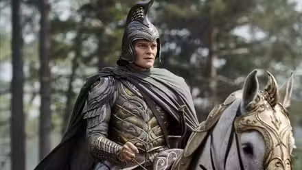 Robert Aramayo como Elrond montando a caballo en Los anillos de poder.