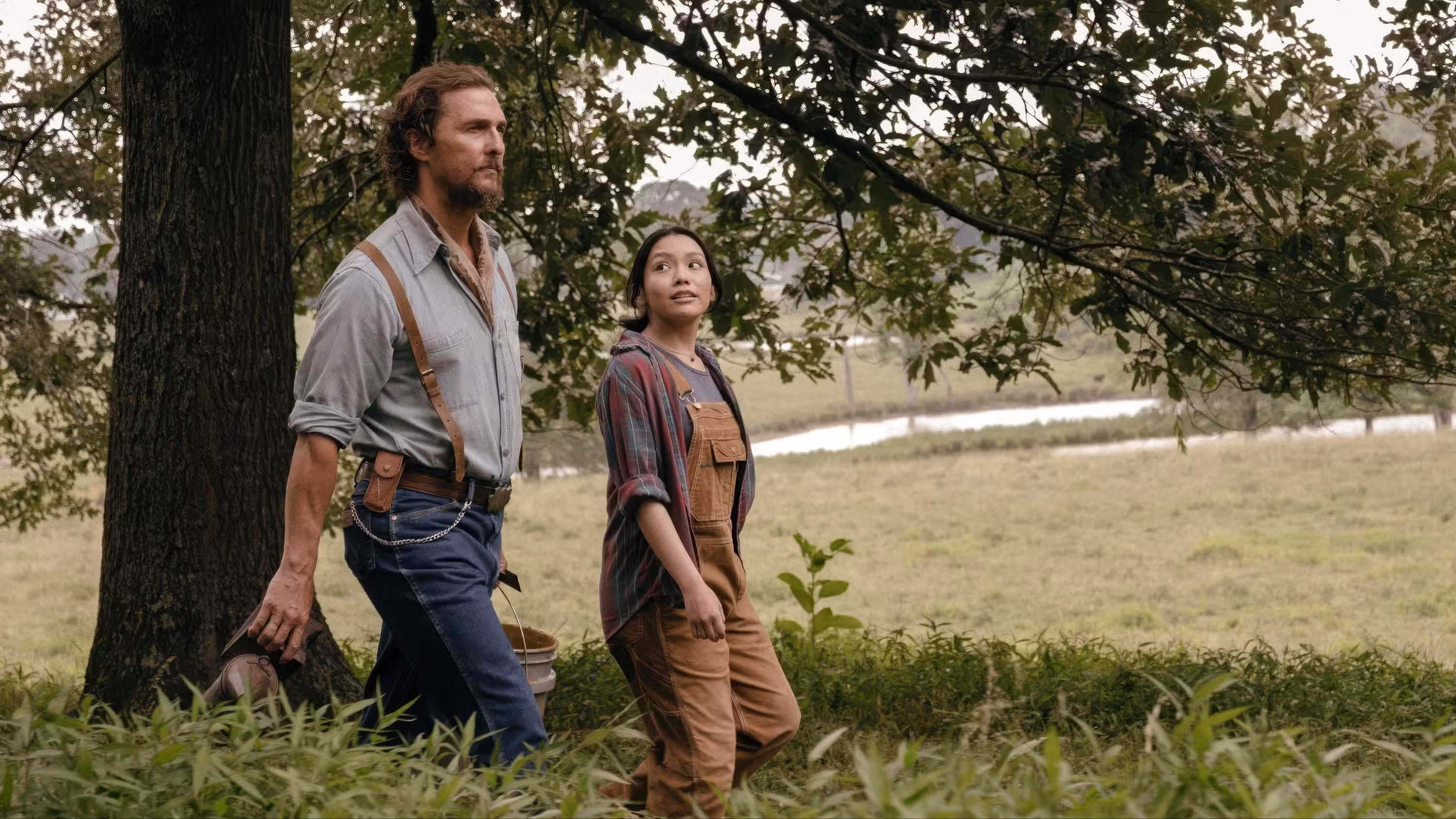LOS RIVALES DE AMZIAH KING, desde la izquierda: Matthew McConaughey, Angelina LookingGlass, 2025. © Black Bear