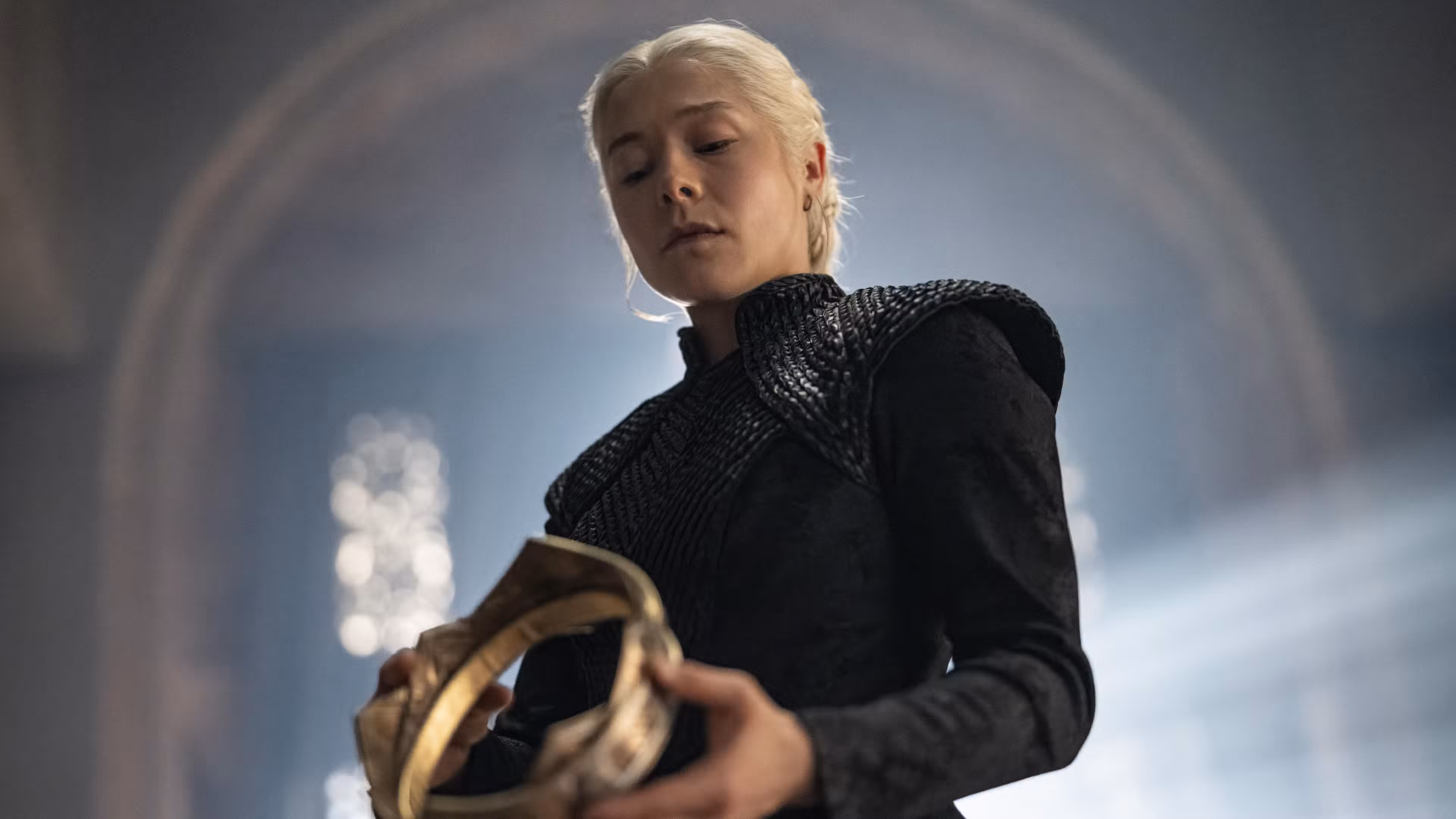 Emma D'Arcy como la reina Rhaenyra Targaryen en la temporada 3 de House of the Dragon, sosteniendo una corona 