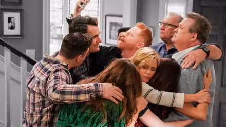 La familia abrazándose en el final de la serie Modern Family.