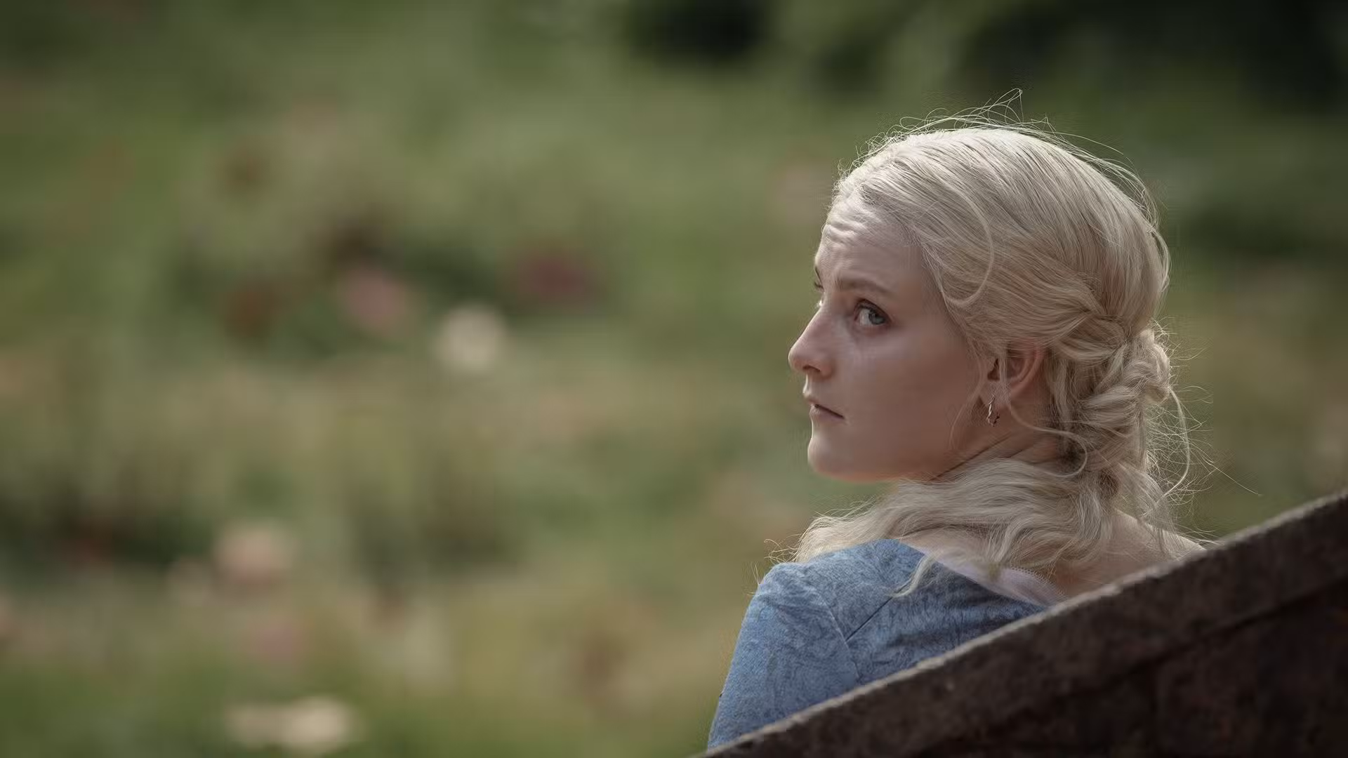 Helaena mirando por encima del hombro en House of the Dragon
