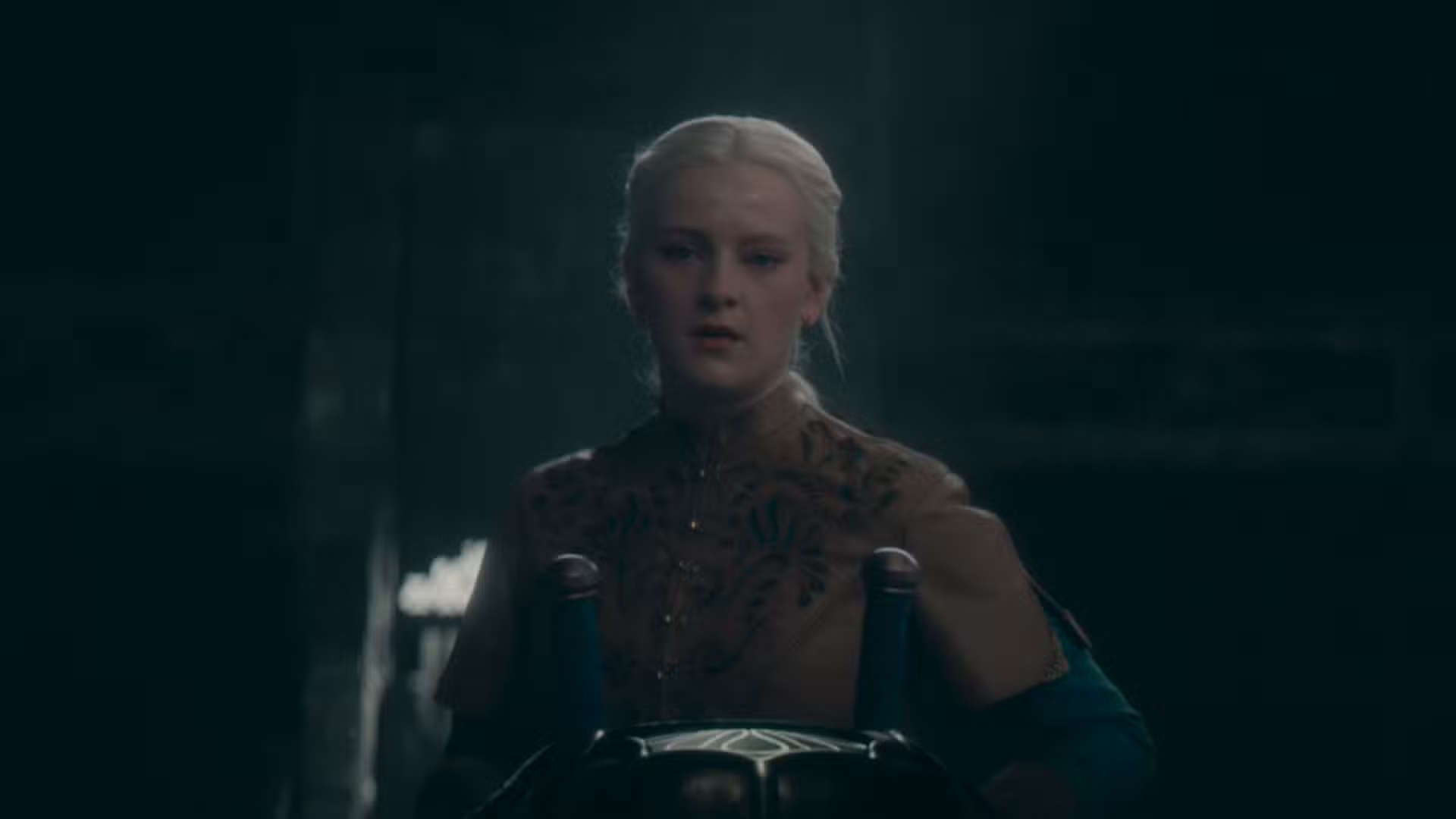 Helaena (Phia Saban) sobre Dreamfyre en House of the Dragon temporada 3 episodio 7