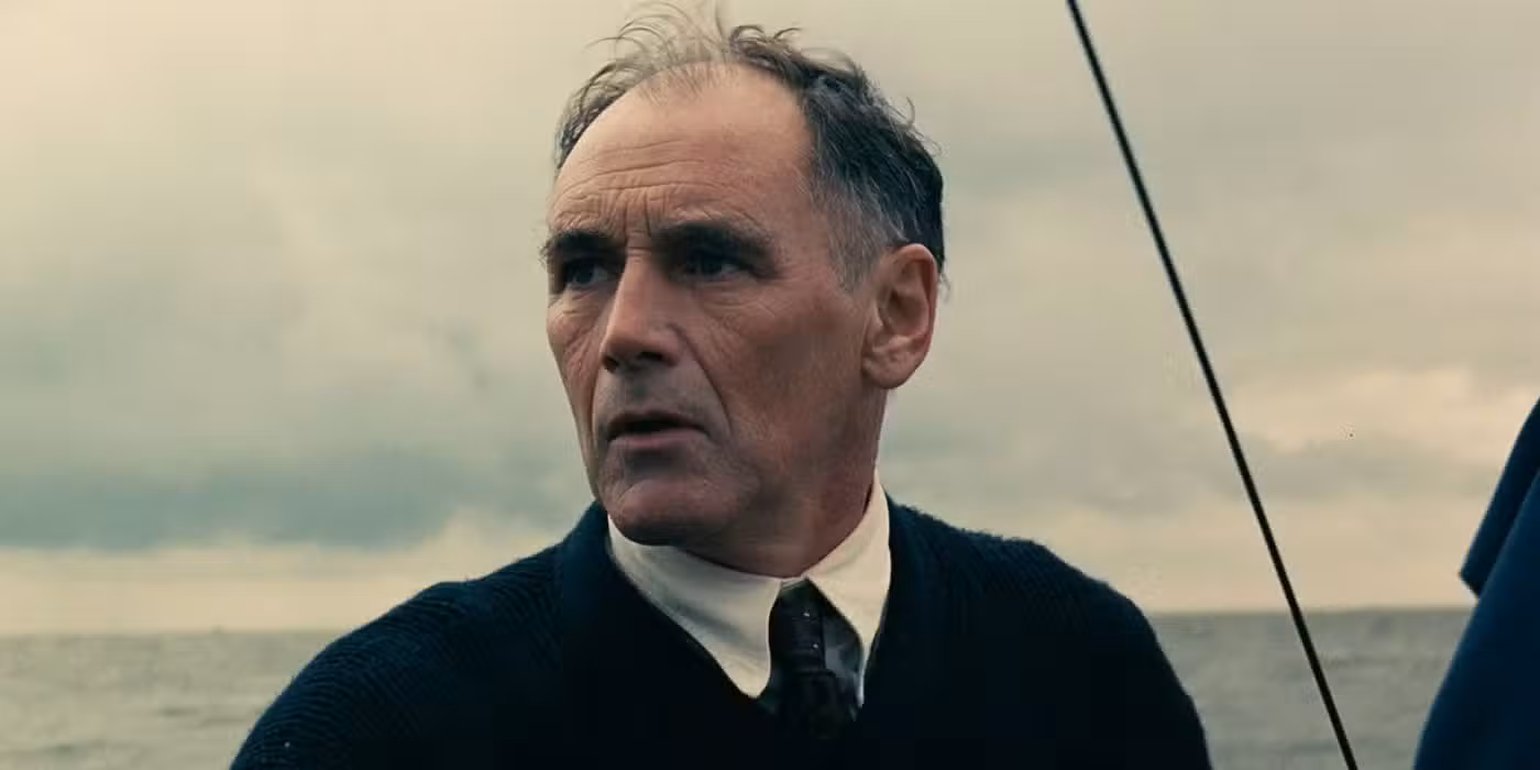 Mark Rylance mirando desde su barco en Dunkerque