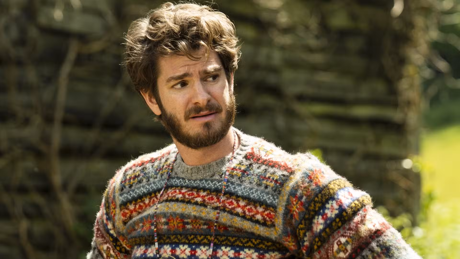 Andrew Garfield mirando hacia el lado afectado en El árbol mágico lejano