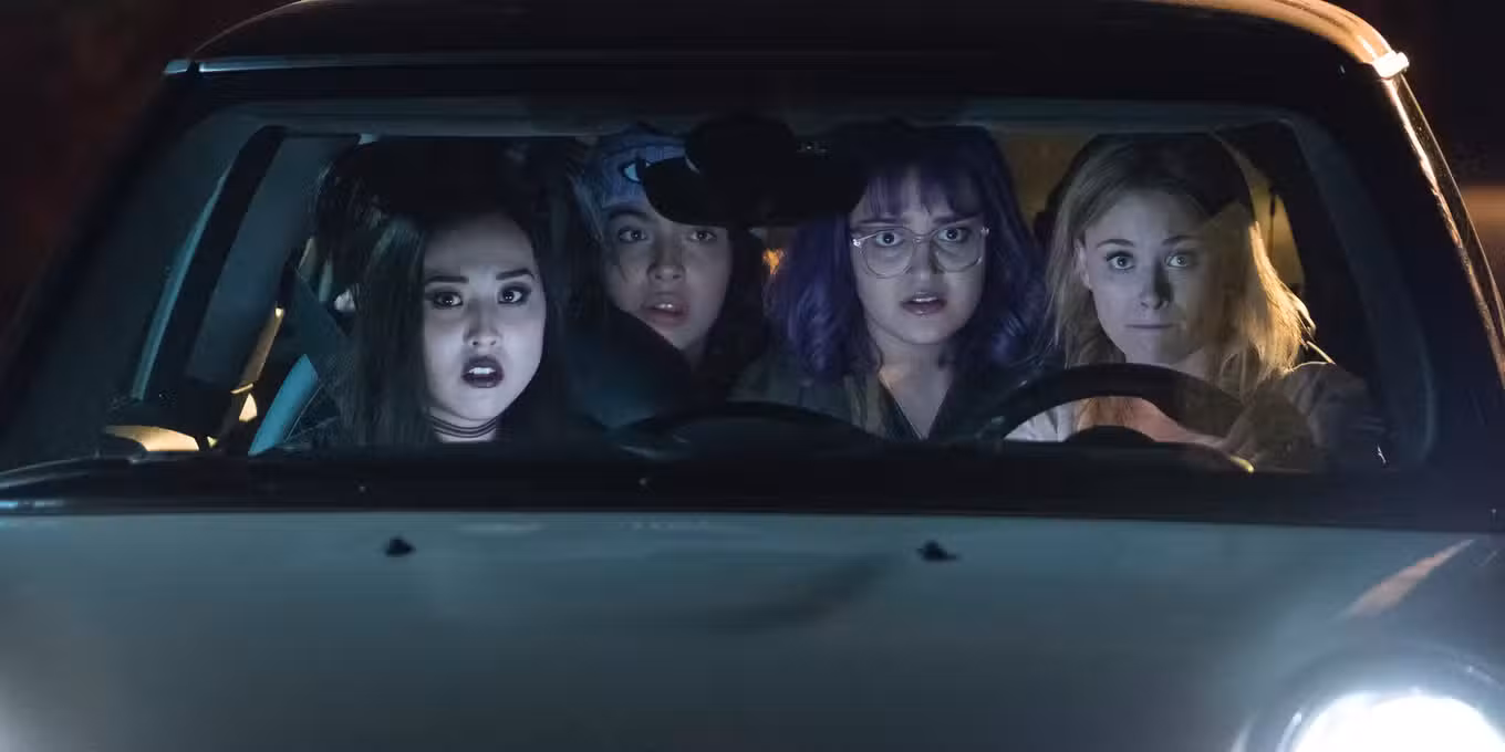 Lyrica Okano, Allegra Acosta, Ariela Barer y Virginia Gardner en Runaways