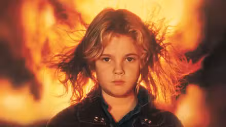 Drew Barrymore mira fijamente con el pelo al viento en Firestarter