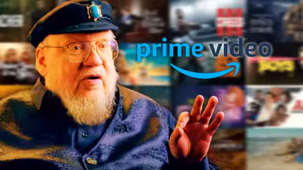 George RR Martin con camisa y sombrero azules y la pantalla de inicio y el logo de Prime Video