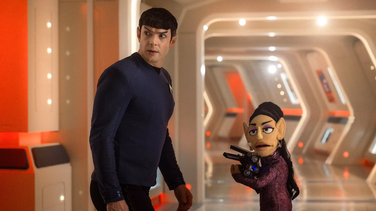 Star Trek: Ethan Peck de Strange New Worlds reacciona al romántico beso de títere de Spock