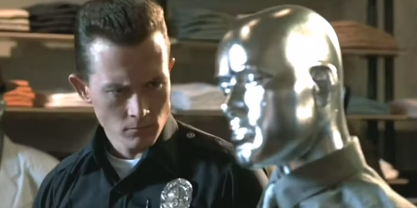 Un oficial de policía frunciendo el ceño ante el T-1000 plateado en Terminator 2