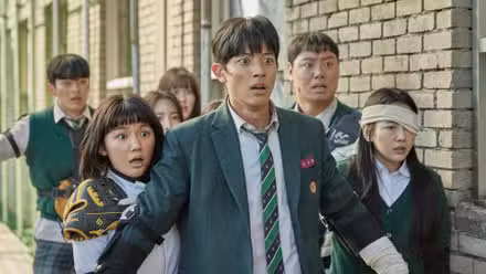 Un grupo de estudiantes de secundaria que parecen asustados en la temporada 1 de All of Us Are Dead.