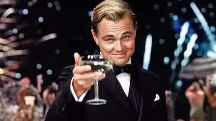 Leonardo DiCaprio sosteniendo una copa de champán en El gran Gatsby