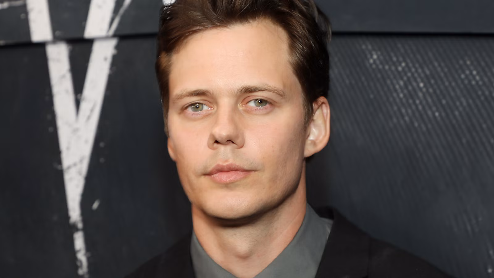 La nueva película de guerra de Netflix y Bill Skarsgård basada en la novela más vendida de hace 4 años establece su estreno en cines y streaming para este año