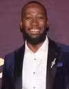 Foto de cabeza de Lamorne Morris en la fiesta de los premios Emmy de The Walt Disney Company en Otium