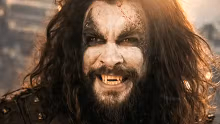 Jason Momoa como Lobo en el tráiler de Supergirl sonriendo