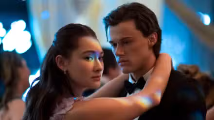 Belly y Conrad bailando en el baile de graduación en The Summer I Turned Pretty temporada 2.