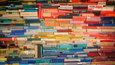Pared de libros apilados horizontalmente