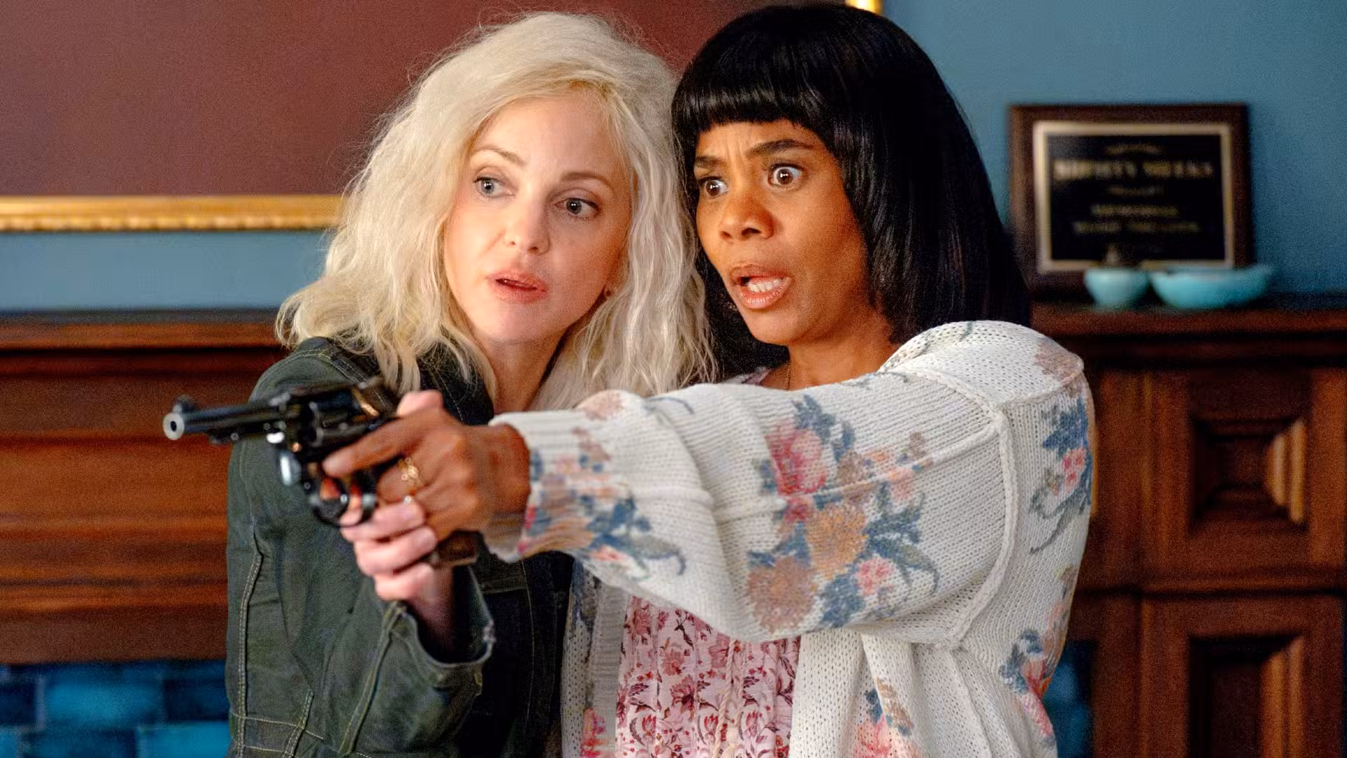 Anna Faris le muestra a Regina Hall cómo usar un arma en Scary Movie 2026