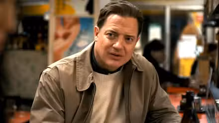 Brendan Fraser como Phillip mirando con curiosidad a Aiko en Rental Family