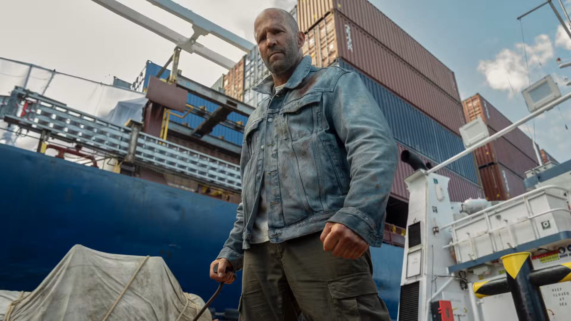 Jason Statham mirando hacia abajo en Mutiny