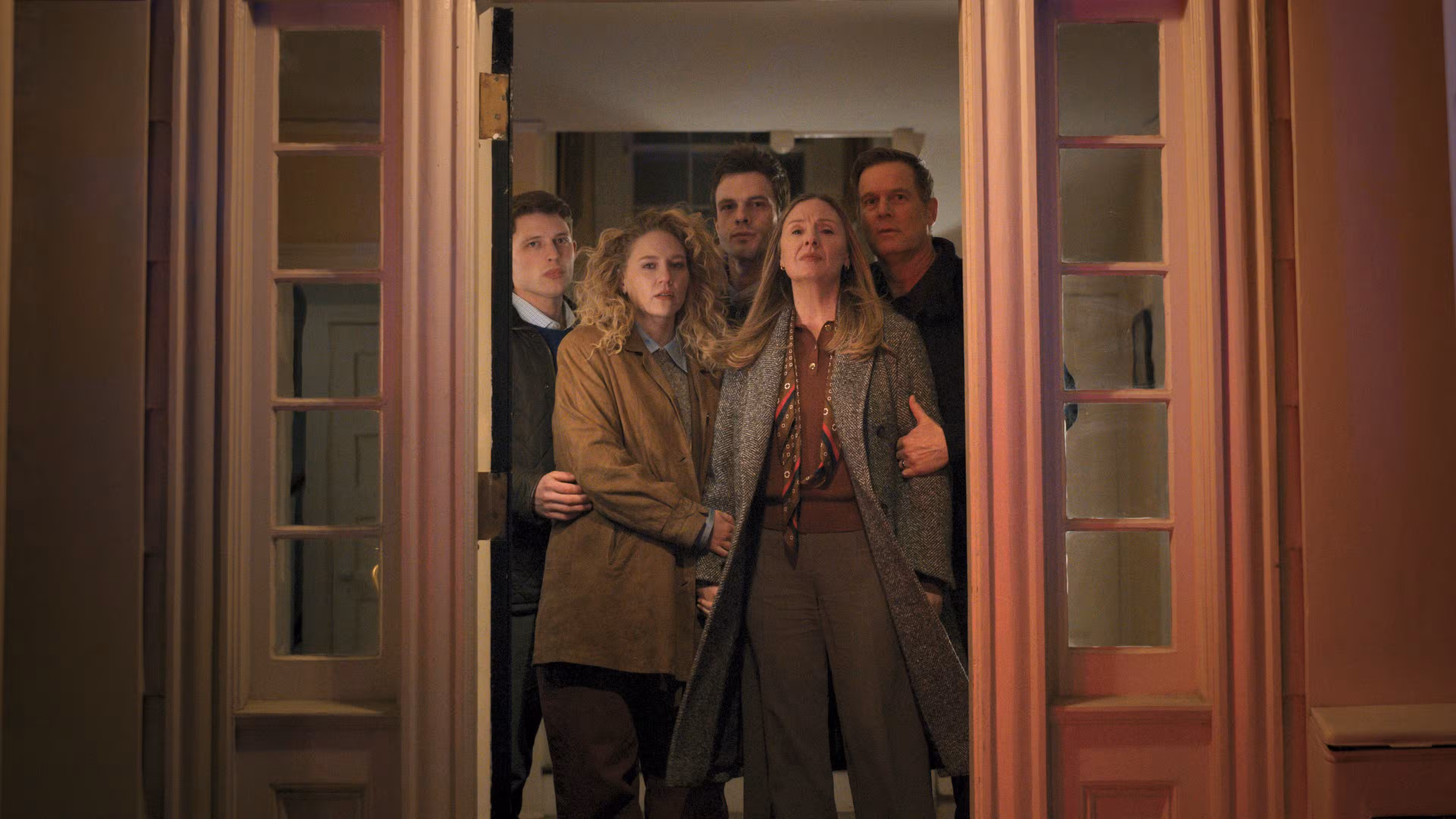 LÍNEA DE FUEGO – “Pilot” – En la foto: (izq.) Taylor Bloom como Russ Hollingsworth, Kat Cunning como Clare Hollingsworth, Tommy O'Brien como Mike “Micah” Hollingsworth Jr, Hope Davis como Jane Hollingsworth, Peter Krause como Mike Hollingsworth – (Foto de: Screengrab/NBC)
