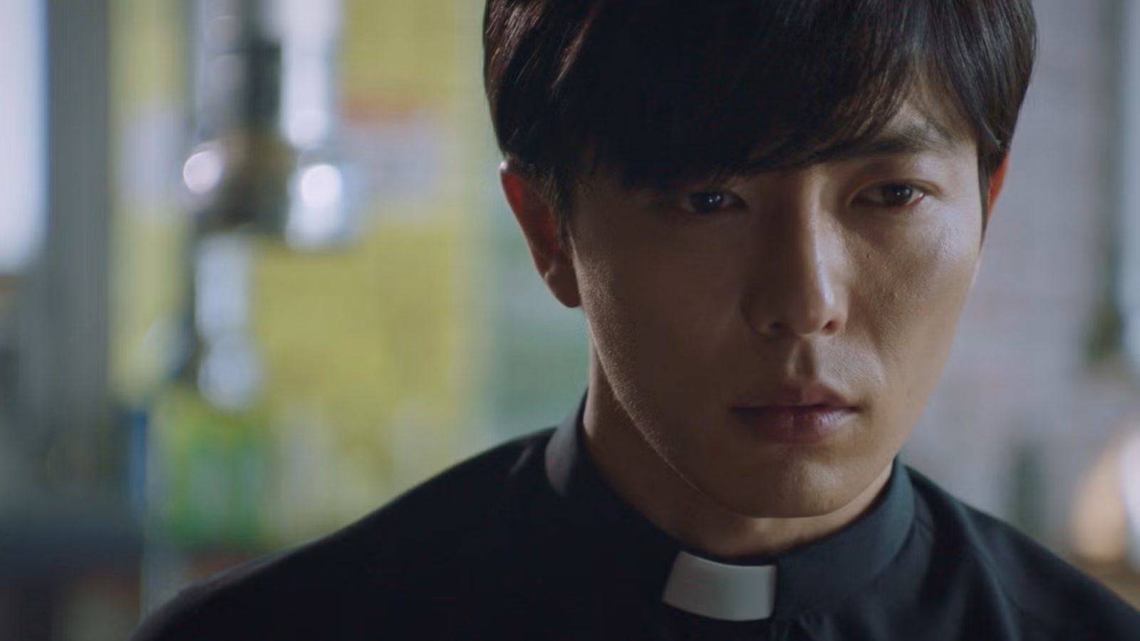 El exorcista se encuentra con el verdadero detective en esta serie de suspense de 16 capítulos