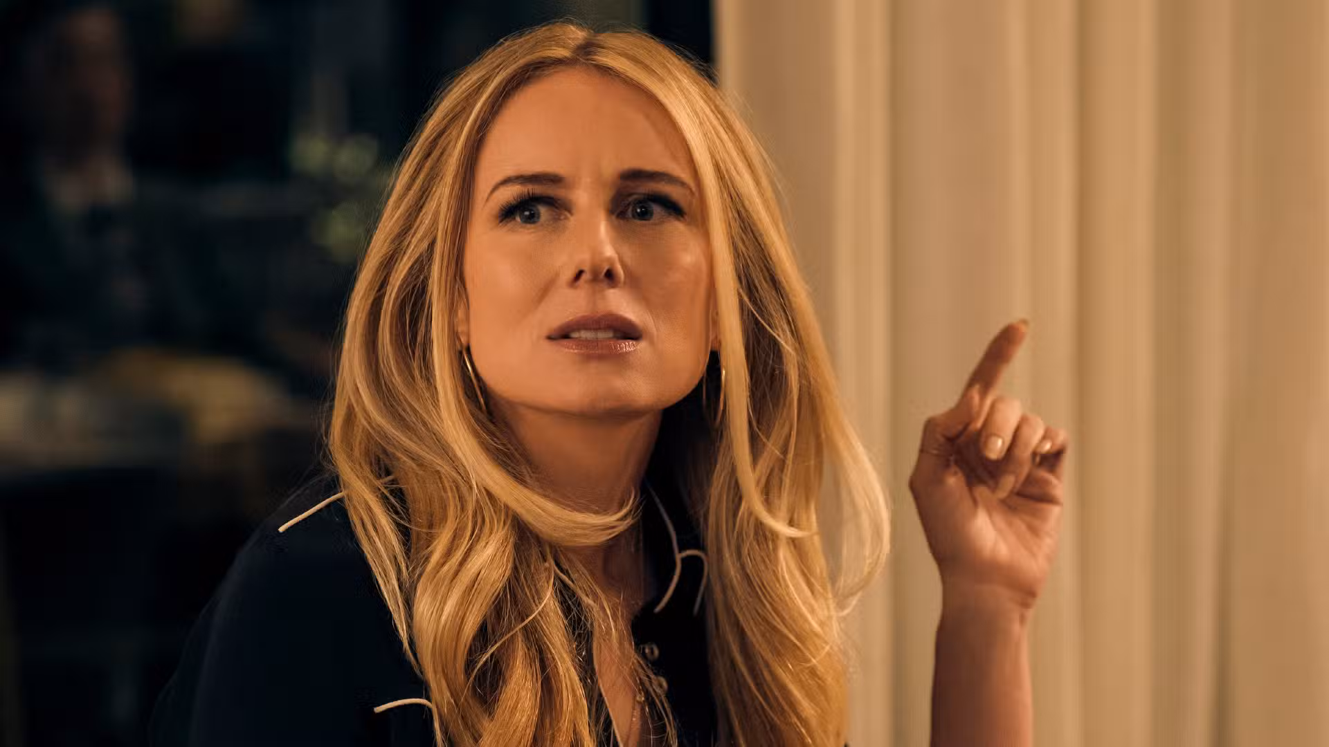 Justine Lupe como Morgan luce confundida en Nobody Wants This temporada 2