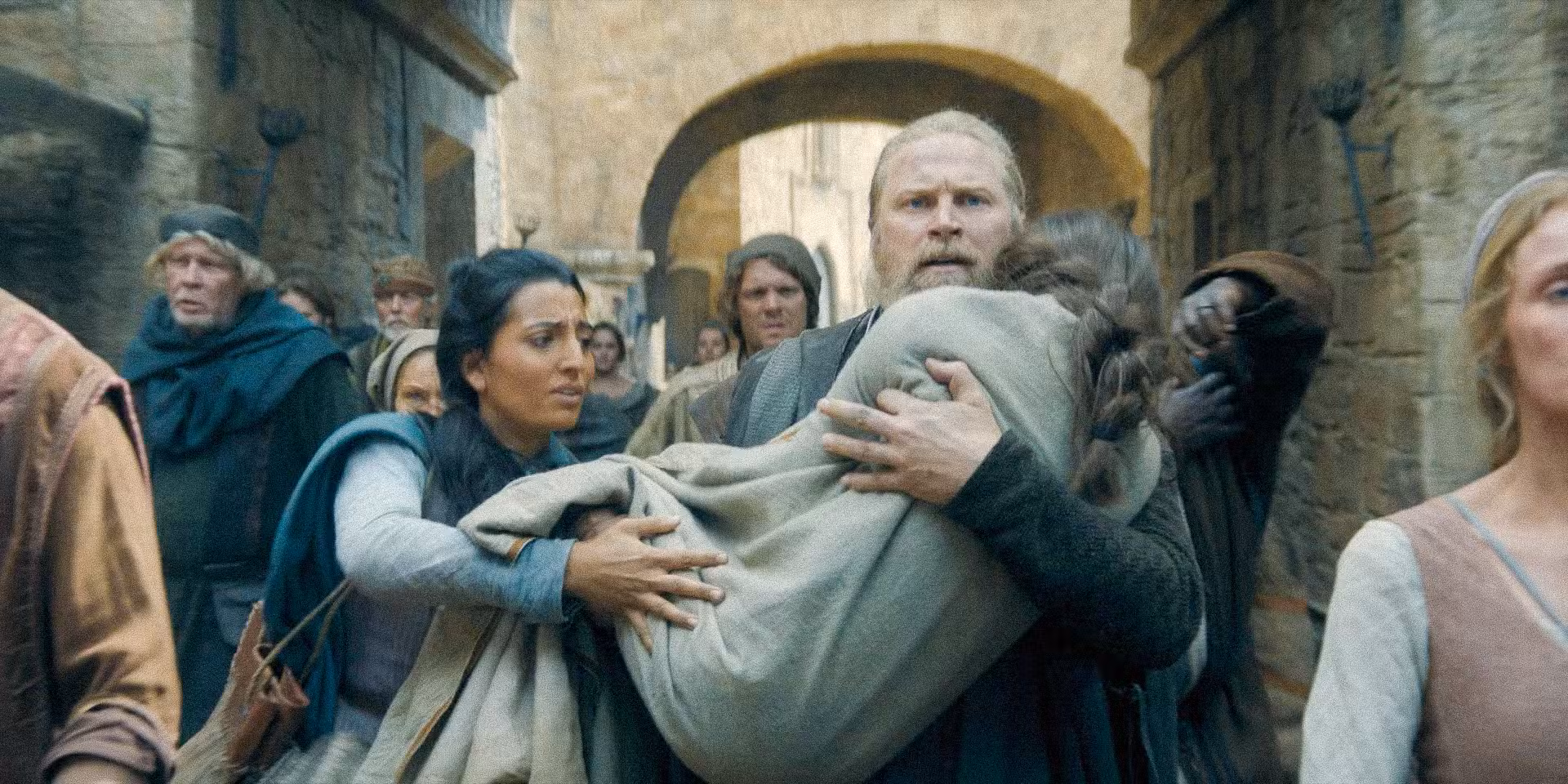 Hugh Hammer (Kieran Bew) y su familia intentan escapar de Kingslanding en House of the dragon Temporada 2, episodio 5