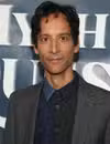 Foto de cabeza de Danny Pudi en el estreno de Apple TV+ 