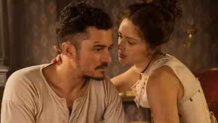 Orlando Bloom y Maeve Dermody en Carnival Row