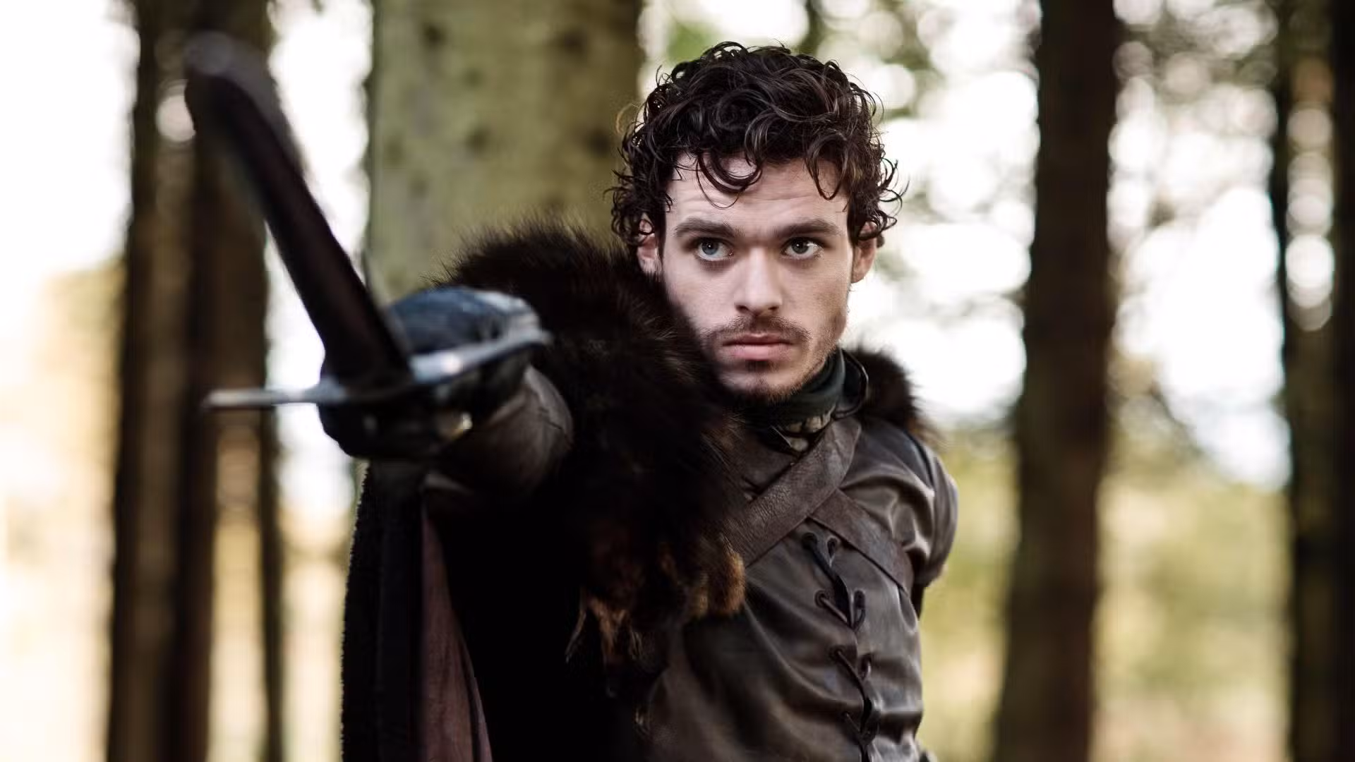 Robb Stark apuntando con una espada