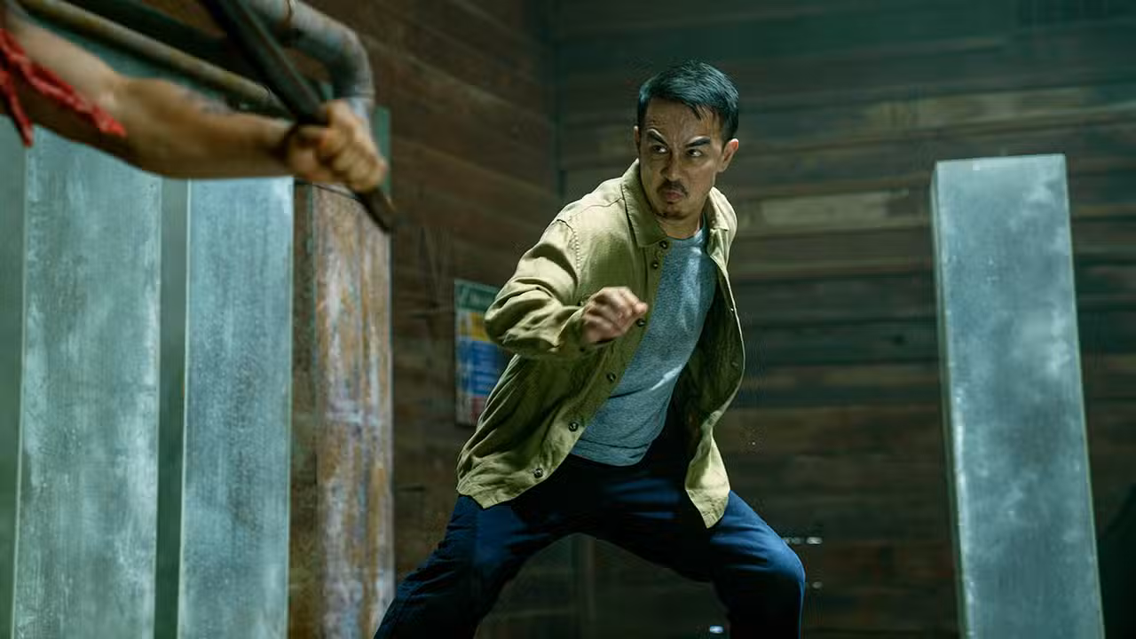 Navin de Joe Taslim luce intensamente en posición de lucha en The Furious YT